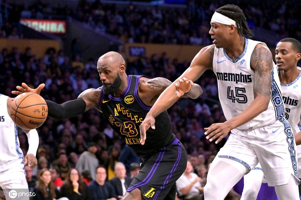 詹姆斯31+9+6东契奇34+6+8 莫兰特16分湖人力克灰熊